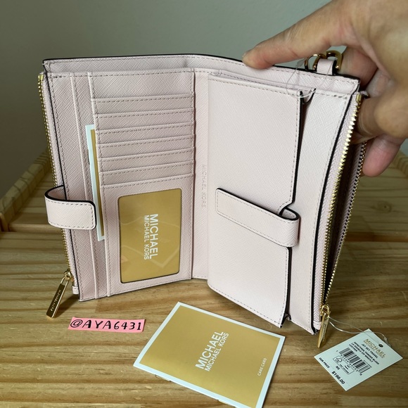 Michael Kors Wallet🎈🎈 - Picture 5 of 7